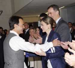 Doña Letizia saluda al dantzari, una vez finalizado el aurresku de honor